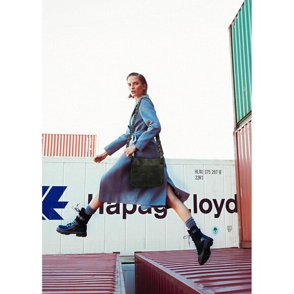 Stylish C-Green Crossbody Purse: Designer Vegan Leather Handbag with Pockets - Picture 2 of 6